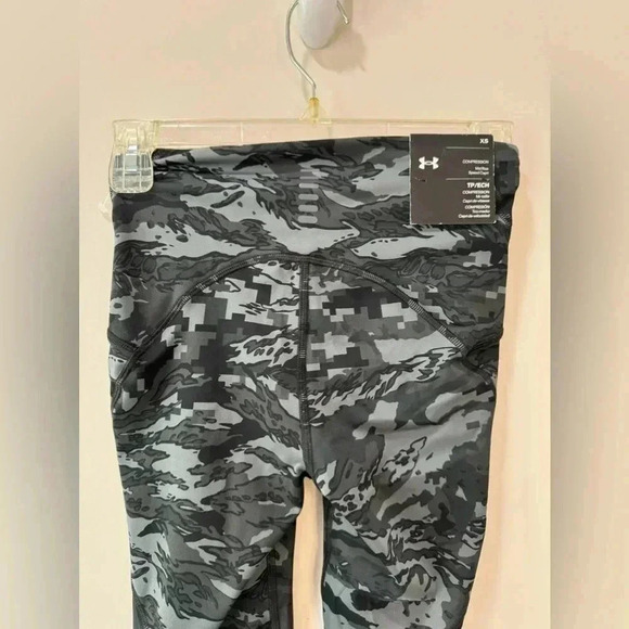 UnderArmour Black and White Print Compression Capri Leggings - Size XS - Picture 6 of 8